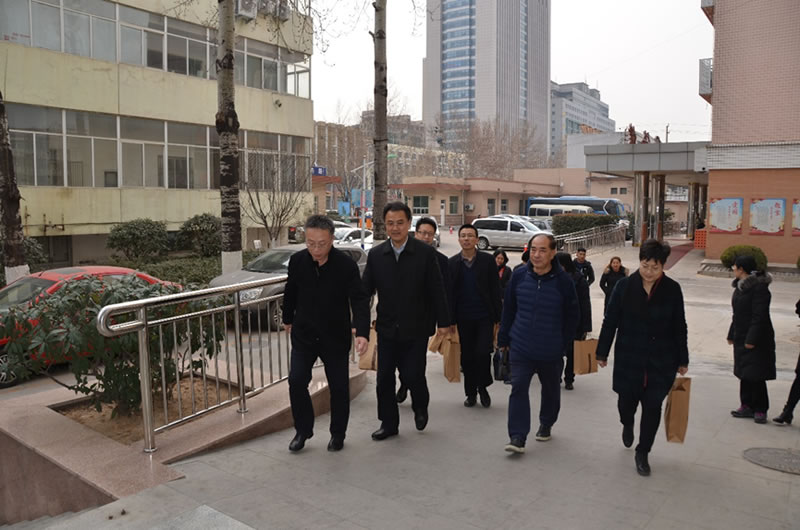 輕工供銷公司為榮軍老戰士新春送福