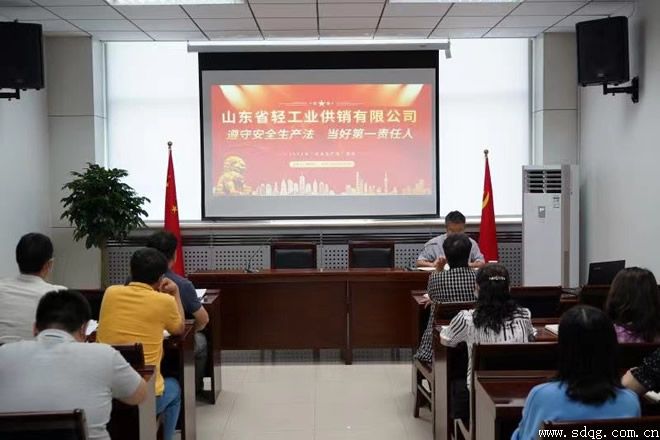 輕工供銷公司開展“一把手”講安全暨“安全生產月”宣傳活動