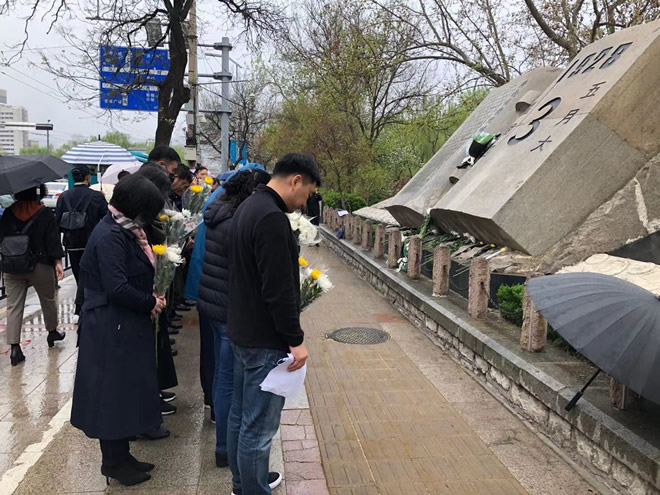 輕工供銷開展“緬懷先烈、文明祭掃”雙報到活動