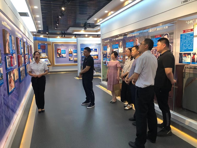 輕工供銷組織參觀濟南勞模風采展覽館