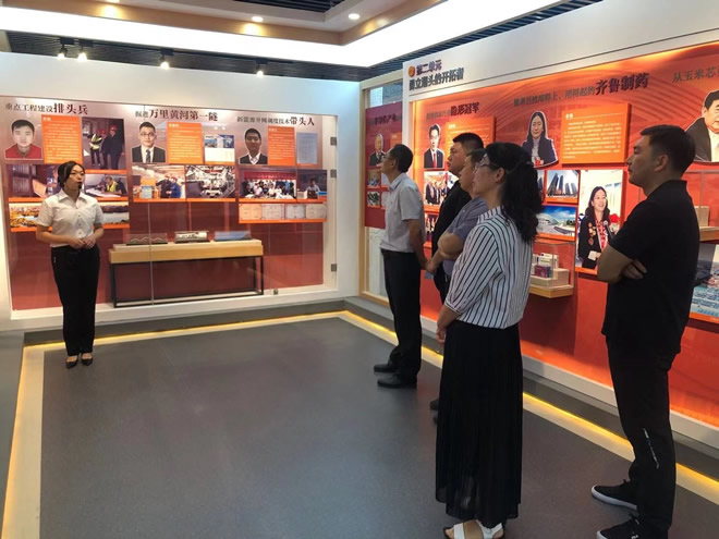 輕工供銷組織參觀濟南勞模風采展覽館
