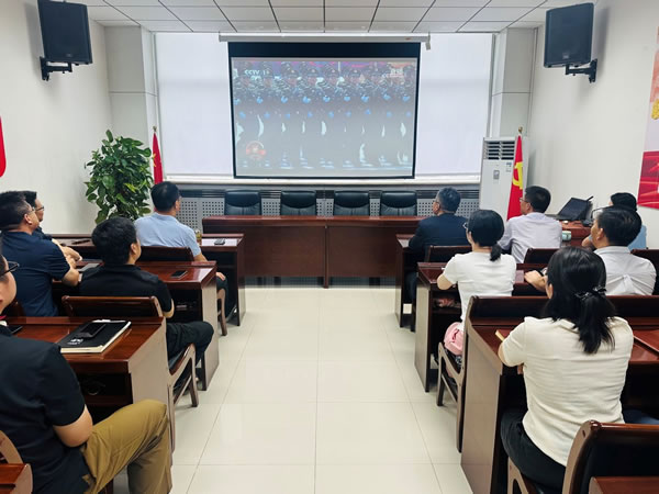 輕工供銷公司組織全體員工集中觀看紀念中國人民抗日戰爭暨世界反法西斯戰爭勝利80周年閱兵式